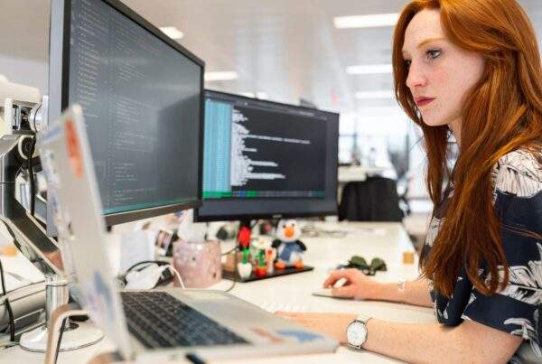 Teknik SEO denetimi sürecini gösteren ekran ve analiz grafikleri