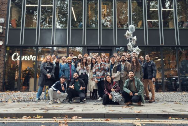 İngiltere pazarına giriş yapan bir iş insanı Londra ofisinde çalışıyor