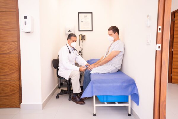 Uluslararası hasta karşılayan modern bir klinik ortamı