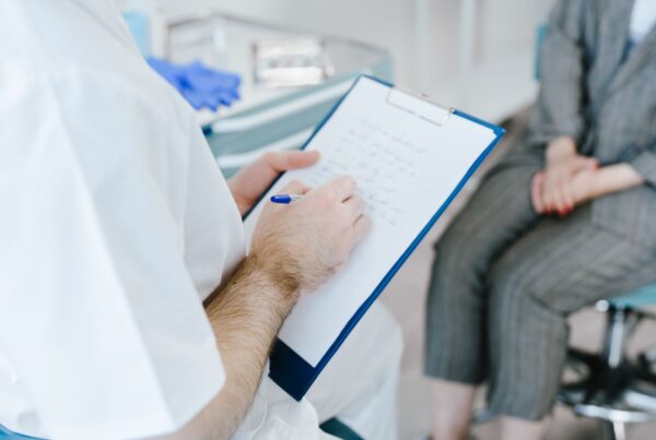 UK'den gelen uluslararası hasta klinikte doktorla konsültasyon yapıyor