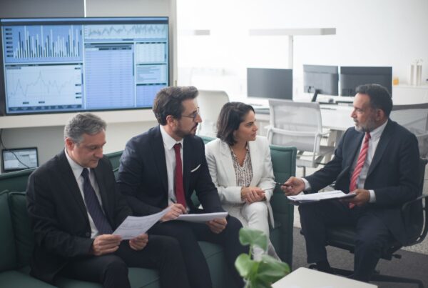 Şirket satın alma sürecinde due diligence toplantısı yapan iş insanları