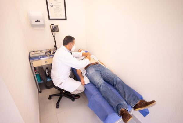 Yurtdışından gelen hasta ile sağlık turizmi kliniğinde danışma görüşmesi