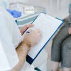 Uluslararası hasta danışmanlığı yapan bir sağlık turizmi kliniği