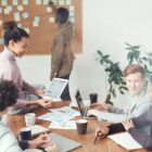 KOBİ ekibi CRM ekranı üzerinde dijital dönüşüm sürecini birlikte inceliyor
