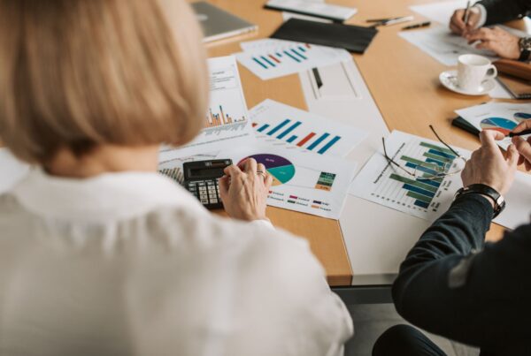 İnsan ve yapay zeka agent iş birliği modeliyle çalışan bir ofis ekibi